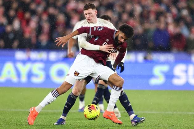 Pablo of West Ham United under pressure from Elliot Anderson of Nottingham Forest West Ham United v Nottingham Forest, Premier League, Football, London Stadium, London, UK - 06 Jan 2026London London Stadium United Kingdom EDITORIAL USE ONLY No use with unauthorised audio, video, data, fixture lists, club league logos or live services. Online in-match use limited to 120 images, no video emulation. No use in betting, games or single club league player publications. Copyright: xSimonxDael Shutterstockx 16225285ap