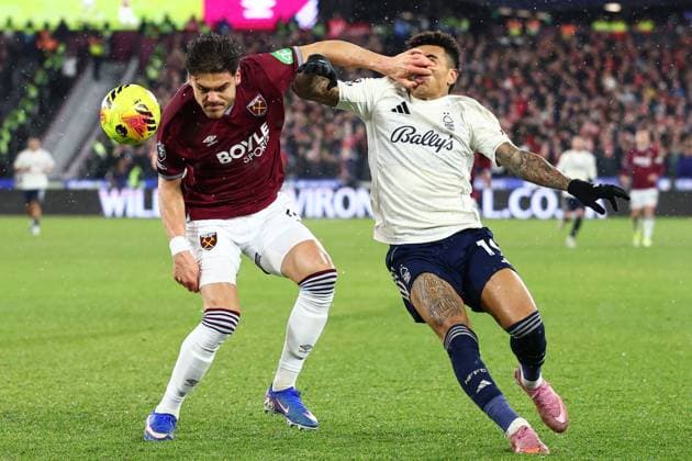 Konstantinos Mavropanos of West Ham United catches Igor Jesus of Nottingham Forest in the face West Ham United v Nottingham Forest, Premier League, Football, London Stadium, London, UK - 06 Jan 2026London London Stadium United Kingdom EDITORIAL USE ONLY No use with unauthorised audio, video, data, fixture lists, club league logos or live services. Online in-match use limited to 120 images, no video emulation. No use in betting, games or single club league player publications. Copyright: xSimonxDael Shutterstockx 16225285as