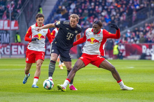 Salzburg, Österreich 06. Januar 2026: Testspiel - 2025 2026 - RB Salzburg vs. FC Bayern München Im Bild: v. li. im Zweikampf Clement Bischoff (RB), Harry Kane (FCB) und Joane Gadou (RB) Red Bull Arena Bayern *** Salzburg, Austria 06 January 2026 Test match 2025 2026 RB Salzburg vs FC Bayern Munich In the picture from left in the duel Clement Bischoff RB , Harry Kane FCB and Joane Gadou RB Red Bull Arena Bayern Copyright: xFotostandx xSchäferx