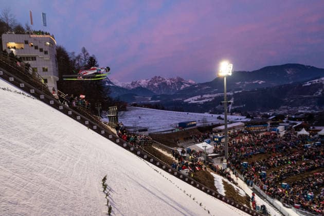 AIGNER Clemens (Oesterreich) beim Sprung in der Sportstaette Paul Außerleitner Schanze, Auslauf und Stadion mit Fans Zuschauern im Sonnenuntergang, dahinter Berge des Pongau, AUT, Dreikoenigsspringen Vierschanzentournee, FIS Viessmsann Skisprung Weltcup Bischofshofen, Wettkampf, Saison 2025 2026, 06.01.2026 AUT, Dreikoenigsspringen Vierschanzentournee, FIS Viessmsann Skisprung Weltcup Bischofshofen, Wettkampf, Saison 2025 2026, 06.01.2026 Bischofshofen *** AIGNER Clemens Oesterreich jumping at the Sportstaette Paul Außerleitner ski jump, outrun and stadium with fans spectators in the sunset, behind mountains of the Pongau, AUT, Dreikoenigsspringen Vierschanzentournee, FIS Viessmann Ski Jumping World Cup Bischofshofen, competition, season 2025 2026, 06 01 2026 AUT, Three-King Ski Jumping Four Hills Tournament, FIS Viessmann Ski Jumping World Cup Bischofshofen, competition, season 2025 2026, 06 01 2026 Bischofshofen Copyright: xEibner-Pressefoto Memmlerx EP_MMR
