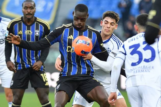 Idrissa Toure (Pisa) thwarted by Alex Valle Gomez (Como) during Pisa SC vs Como 1907, Italian soccer Serie A match in Pisa, Italy, January 06 2026  Copyright: xGabrielexMasotti IPAxSportx xipa-agency.netx xx IPA_69763593 IPA_Agency_IPA69763593
