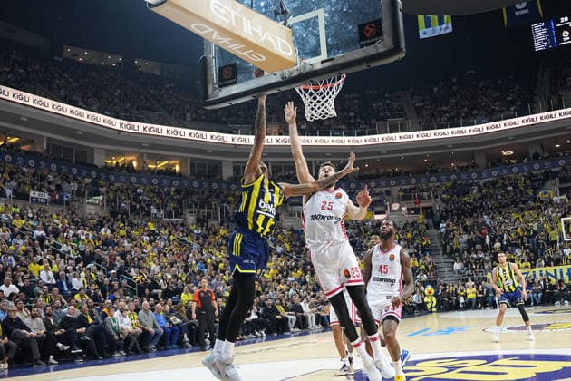 ISTANBUL, TURKEY - JANUARY 6: Brandon Boston Jr (L) of Fenerbahce Beko and Alec Peters (R) of Olympiacos Piraeus in action during the EuroLeague Regular Season Round 20 match between Fenerbahce Beko Istanbul and Olympiacos Piraeus at Ulker Sports Arena on January 6, 2026 in Istanbul, Turkey. Istanbul Turkey Copyright: xSeskimphotox FBahce-Olympiakos-060126 (46)
