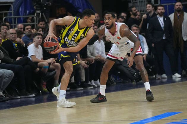 ISTANBUL, TURKEY - JANUARY 6: Wade Baldwin IV of Fenerbahce Beko and Monte Morris (11) of Olympiacos Piraeus in action during the EuroLeague Regular Season Round 20 match between Fenerbahce Beko Istanbul and Olympiacos Piraeus at Ulker Sports Arena on January 6, 2026 in Istanbul, Turkey. Istanbul Turkey Copyright: xSeskimphotox FBahce-Olympiakos-060126 (140)