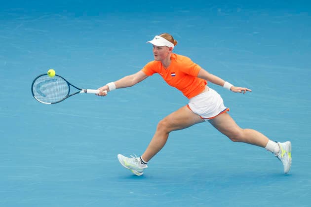 TENNIS UNITED CUP SYDNEY, Suzan Lamens of Team Netherlands plays a forehand in her Group F singles match against Iga Swiatek of team Poland during day six of the 2026 United Cup at Ken Rosewall Arena in Sydney, Wednesday, January 7, 2026. ( NO ARCHIVING, EDITORIAL USE ONLY SYDNEY NEW SOUTH WALES AUSTRALIA  Copyright: xMARKxEVANSx 20260107141347478175