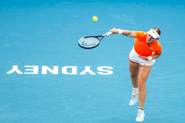 TENNIS UNITED CUP SYDNEY, Suzan Lamens of Team Netherlands serves in her Group F singles match against Iga Swiatek of team Poland during day six of the 2026 United Cup at Ken Rosewall Arena in Sydney, Wednesday, January 7, 2026. ( NO ARCHIVING, EDITORIAL USE ONLY SYDNEY NEW SOUTH WALES AUSTRALIA  Copyright: xMARKxEVANSx 20260107160192037435