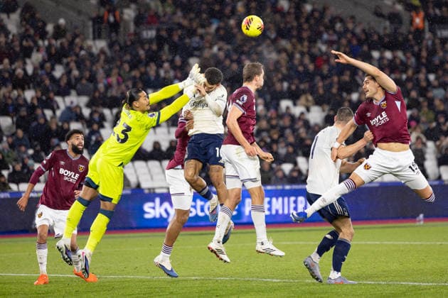 West Ham United v Nottingham Forest, Premier League, Football, London Stadium, London, UK - 06 Jan 2026 Goalkeeper Alphonse Areola of West Ham United fouls Morgan Gibbs-White of Nottingham Forest London London Stadium Stratford GBR, UK NEWSPAPERS OUT Copyright: xEllixBirchx