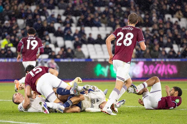 West Ham United v Nottingham Forest, Premier League, Football, London Stadium, London, UK - 06 Jan 2026 Players from West Ham United and Nottingham Forest lay in a pile after the Goalkeeper Alphonse Areola of West Ham United found on Morgan Gibbs-White of Nottingham Forest London London Stadium Stratford GBR, UK NEWSPAPERS OUT Copyright: xEllixBirchx