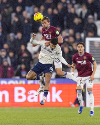 West Ham United v Nottingham Forest, Premier League, Football, London Stadium, London, UK - 06 Jan 2026 Tomas Soucek of West Ham United and Morgan Gibbs-White of Nottingham Forest battle for aerial possession London London Stadium Stratford GBR, UK NEWSPAPERS OUT Copyright: xEllixBirchx
