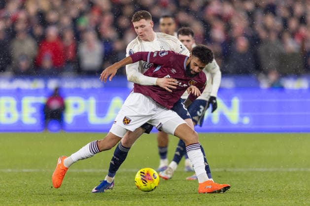 West Ham United v Nottingham Forest, Premier League, Football, London Stadium, London, UK - 06 Jan 2026 Elliot Anderson of Nottingham Forest FC pressues Pablo of West Ham United London London Stadium Stratford GBR, UK NEWSPAPERS OUT Copyright: xEllixBirchx