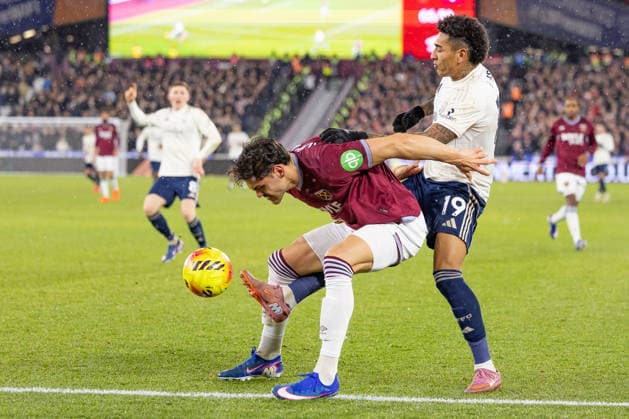West Ham United v Nottingham Forest, Premier League, Football, London Stadium, London, UK - 06 Jan 2026 Konstantinos Mavropanos of West Ham United is pressured by Igor Jesus of Nottingham Forest FC London London Stadium Stratford GBR, UK NEWSPAPERS OUT Copyright: xEllixBirchx