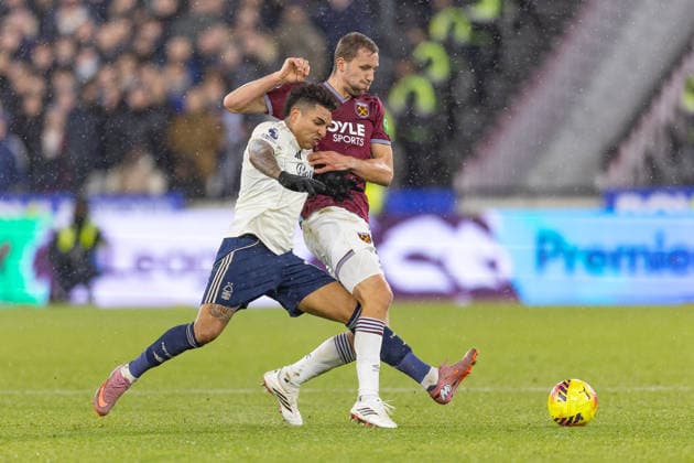 West Ham United v Nottingham Forest, Premier League, Football, London Stadium, London, UK - 06 Jan 2026 Igor Jesus of Nottingham Forest FC tackles Tomas Soucek of West Ham United London London Stadium Stratford GBR, UK NEWSPAPERS OUT Copyright: xEllixBirchx