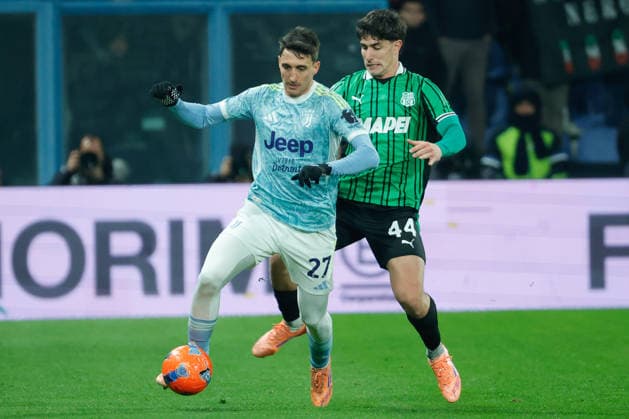 January 6, 2026, Reggio Emilia, Italy: Andrea Cambiaso of Juventus FC and Edoardo Iannoni of US Sassuolo Calcio seen in action during the Italian Serie A soccer match between US Sassuolo Calcio and Juventus Fc at Mapei Stadium CittÃ del Tricolore . Final score US Sassuolo Calcio 0:3 Juventus Fc Reggio Emilia Italy - ZUMAs197 20260106_aaa_s197_273 Copyright: xEmanuelexPennacchiox