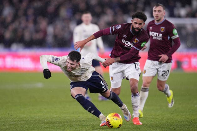 Premier League West Ham United v Nottingham Forest Pablo Felipe of West Ham United fouls Neco Williams of Nottingham Forest during the Premier League match West Ham United vs Nottingham Forest at London Stadium, London, United Kingdom, 6th January 2026 (Photo by Harvey Murphy News Images) Copyright: xHarveyxMurphy NewsxImagesx