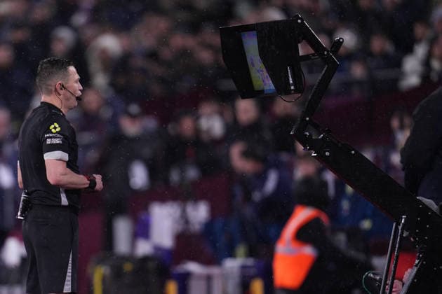 Premier League West Ham United v Nottingham Forest Referee Tony Harrington goes over to var during the Premier League match West Ham United vs Nottingham Forest at London Stadium, London, United Kingdom, 6th January 2026 (Photo by Harvey Murphy News Images) Copyright: xHarveyxMurphy NewsxImagesx