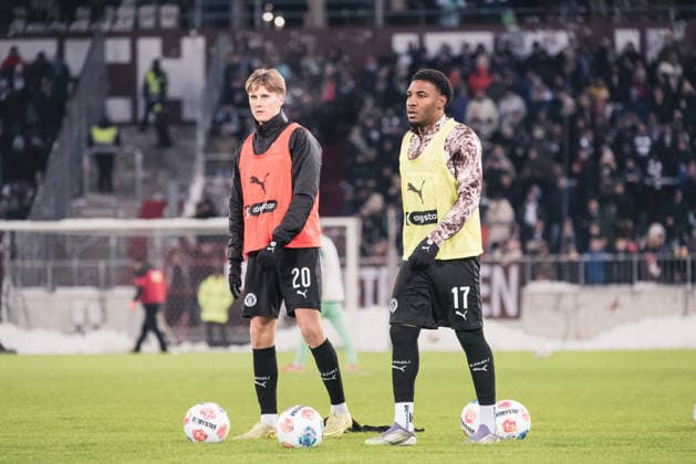 Fußball, Saison 2025 26, Freundschaftsspiel, FC St. Pauli - SV Werder Bremen, Millerntor-Stadion (Hamburg), 04.01.2026 Erik Ahlstrand ( 20, FCSP), Oladapo Joshua Afolayan ( 17, FCSP) Hamburg Deutschland