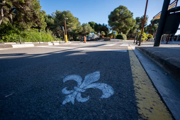 Das Lilien Symbol ist auf einer Straße in El Saler zu sehen. ESP, SV Darmstadt 98, Fussball, 2. Bundesliga, Trainingslager in El Saler, 4. Tag, 07.01.2026. ESP, SV Darmstadt 98, Fussball, 2. Bundesliga, Trainingslager in El Saler, 4. Tag El Saler