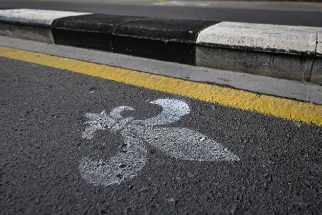 Das Lilien Symbol ist auf einer Straße in El Saler zu sehen. ESP, SV Darmstadt 98, Fussball, 2. Bundesliga, Trainingslager in El Saler, 4. Tag, 07.01.2026. ESP, SV Darmstadt 98, Fussball, 2. Bundesliga, Trainingslager in El Saler, 4. Tag El Saler