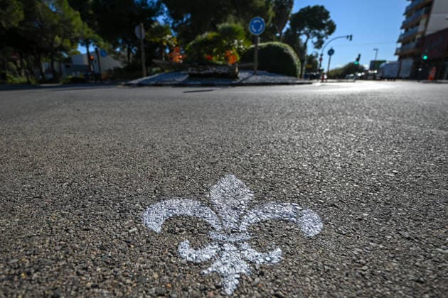 Das Lilien Symbol ist auf einer Straße in El Saler zu sehen. ESP, SV Darmstadt 98, Fussball, 2. Bundesliga, Trainingslager in El Saler, 4. Tag, 07.01.2026. ESP, SV Darmstadt 98, Fussball, 2. Bundesliga, Trainingslager in El Saler, 4. Tag El Saler