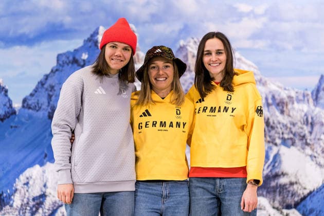 Einkleidung Team D Milano Cortina 2026 Olympics; 07.01.2026 Agnes Reisch (Skispringerin), Katharina Schmid (Skispringerin) und Selina Freitag (Skispringerin) posieren für ein Gruppenfoto Einkleidung Team D, München, MTC world of fashion am 07.01.2026 *** Dressing Team D Milano Cortina 2026 Olympics 07 01 2026 Agnes Reisch ski jumper, Katharina Schmid ski jumper and Selina Freitag ski jumper pose for a group photo Dressing Team D, Munich, MTC world of fashion on 07 01 2026 Copyright: xBEAUTIFULxSPORTS Wunderlx