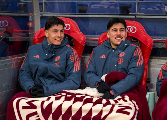 06.01.2026, Fussball 1. Bundesliga 2025 2026, Testspiel: RB Salzburg - FC Bayern München, in der Red Bull Arena Salzburg (Österreich), v.li: Deniz Ofli (FC Bayern München), Felipe Chavez (Bayern München) auf der Ersatzbank.