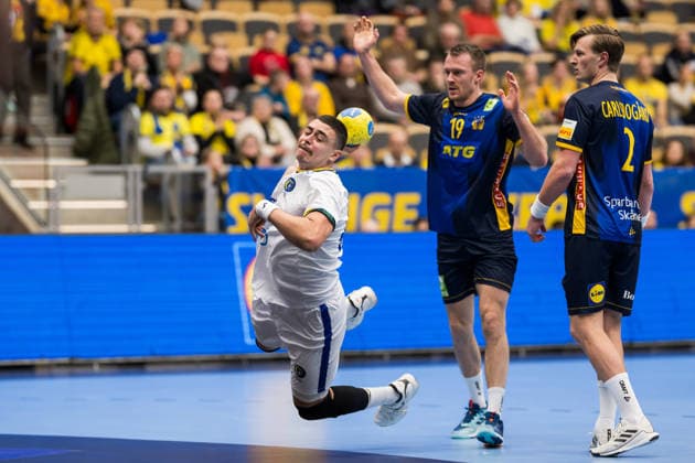 260107 Guilherme Borges of Brazil as well as Felix Claar and Jonathan Carlsbogard of Sweden during the International Friendly, Länderspiel, Nationalmannschaft handball match between Sweden and Brazil on January 7, 2026 in Partille. Photo: Mathias Bergeld BILDBYRAN kod MB MB1272 handball handboll handball international friendly sverige sweden brazil bbeng träningsmatch träningslandskamp Copyright: MATHIASxBERGELD BB260107MB015