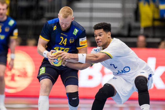 260107 Jim Gottfridsson of Sweden and Edney Oliveira of Brazil during the International Friendly, Länderspiel, Nationalmannschaft handball match between Sweden and Brazil on January 7, 2026 in Partille. Photo: Mathias Bergeld BILDBYRAN kod MB MB1272 handball handboll handball international friendly sverige sweden brazil bbeng träningsmatch träningslandskamp Copyright: MATHIASxBERGELD BB260107MB021