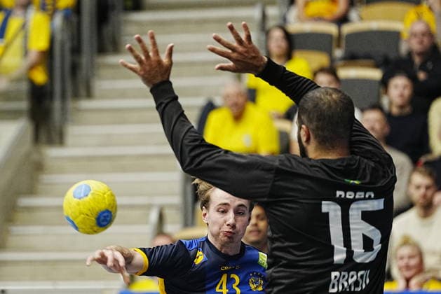 GÖTEBORG, SVERIGE 20260107 Sveriges Felix Montebovi mot Brasiliens malvakt Rangel da Rosa under onsdagens landskamp i handboll mellan Sverige och Brasilien i Partille arena. GÖTEBORG SVERIGE x9200x Copyright: xBjörnxLarssonxRosvall TTx HANDBOLL SVERIGE-BRASILIEN