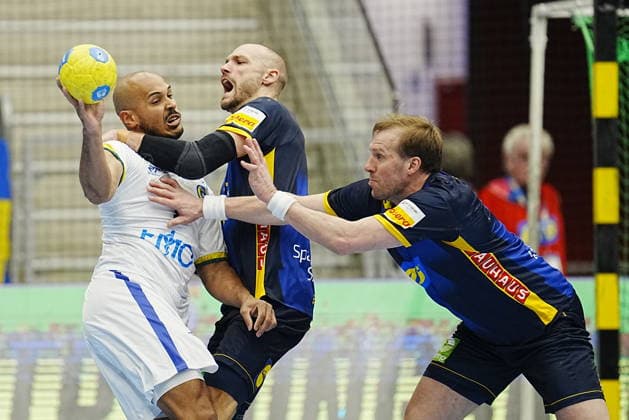 Brazil s Tarcisio Freitas against . Sweden s Lukas Sandell and Max Darj during the friendly handball match between Sweden and Brazil at Partille arena, Gothenburg, Sweden, January 07, 2025. GÖTEBORG SWEDEN x9200x Copyright: xBjörnxLarssonxRosvall TTx HANDBALL SWEDEN-BRAZIL