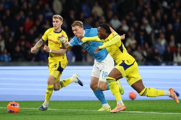 Nicolas Valentini of Hellas Verona, Rasmus Hojlund of SSC Napoli and Cheikh Niasse of Hellas Verona compete for the ball during the Serie A 2025 2026 football match between SSC Napoli and Hellas Verona at Diego Armando Maradona stadium in Naples (Italy), January 7, 2026. cesarexpurini