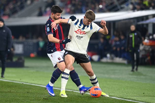 charles de ketelaere (Atalanta Bc) hindered by Riccardo Orsolini (Bologna Fc) during Bologna FC vs Atalanta BC, Italian soccer Serie A match in Bologna, Italy, January 07 2026  Copyright: xGianlucaxRicci IPAxSportx xipa-agency.netx xx IPA_69788904 IPA_Agency_IPA69788904