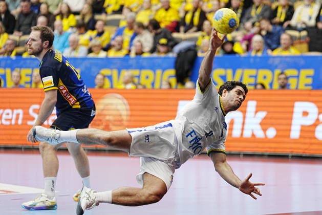 GOTHENBURG, SWEDEN 20260107 Brazil s Leonardo Abrahao ( 9) against Sweden s Oscar Bergendahl during Wednesday s international handball match between Sweden and Brazil at Partille Arena. GÖTEBORG SWEDEN x9200x Copyright: xBjörnxLarssonxRosvall TTx HANDBALL SWEDEN-BRAZIL