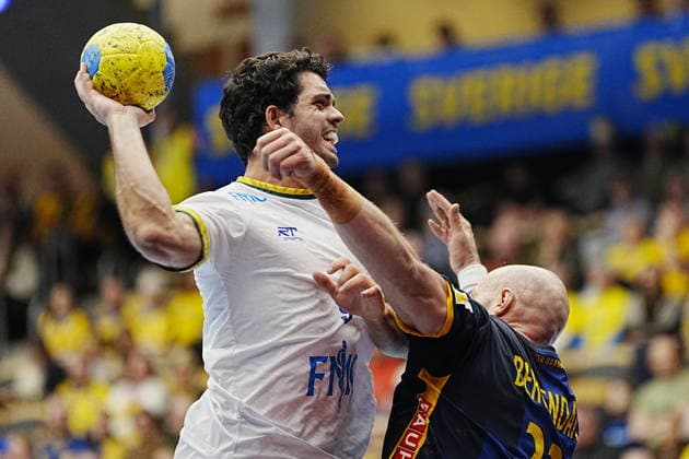 GOTHENBURG, SWEDEN 20260107 Brazil s Leonardo Abrahao against Sweden s Oscar Bergendahl during the friendly handball match between Sweden and Brazil at Partille arena, Gothenburg, Sweden, January 07, 2025. GÖTEBORG SWEDEN x9200x Copyright: xBjörnxLarssonxRosvall TTx HANDBALL SWEDEN-BRAZIL