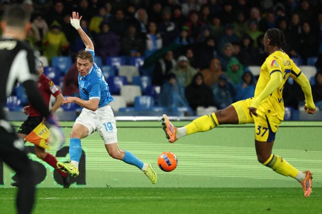 Rasmus Hojlund of SSC Napoli and Armel Bella-Kotchap of Hellas Verona during the Serie A 2025 2026 football match between SSC Napoli and Hellas Verona at Diego Armando Maradona stadium in Naples (Italy), January 7, 2026. cesarexpurini
