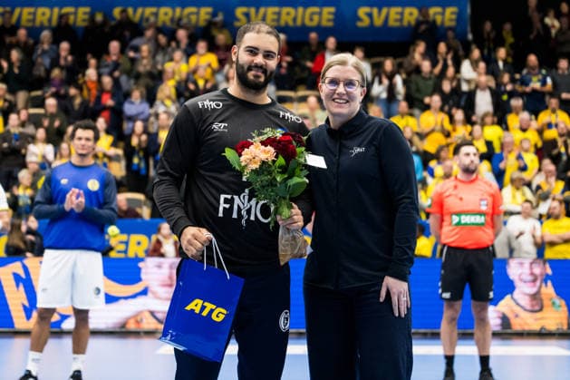 260107 Goalkeeper Rangel da Rosa of Brazil receives an award for player of the game after the International Friendly, Länderspiel, Nationalmannschaft handball match between Sweden and Brazil on January 7, 2026 in Partille. Photo: Mathias Bergeld BILDBYRAN kod MB MB1272 handball handboll handball international friendly sverige sweden brazil bbeng träningsmatch träningslandskamp Copyright: MATHIASxBERGELD BB260107MB044