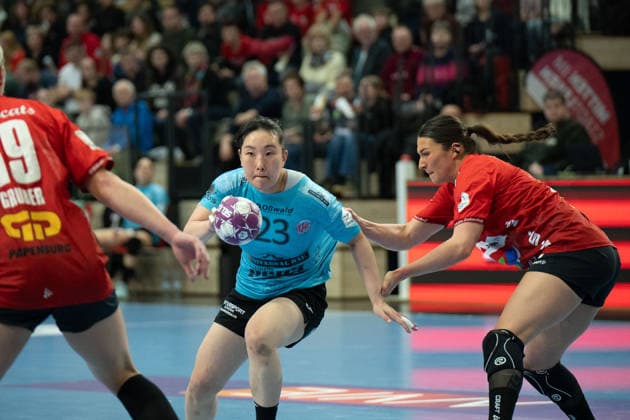 Lea Gruber (Halle, 19), Natsuki Aizawa (THC, 23), Engelina Alida Corona Molenaar (Halle, 7), SV Union Halle-Neustadt vs. Thüringer HC, Handball, 1. Bundesliga Frauen, Saison 2025 26, 12. Spieltag, 07.01.2026 Halle SWH Arena Sachsen-Anhalt Deutschland
