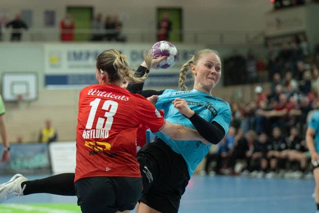Madeleine Östlund (Halle, 13), Rikke Hoffbeck Petersen (THC, 22), SV Union Halle-Neustadt vs. Thüringer HC, Handball, 1. Bundesliga Frauen, Saison 2025 26, 12. Spieltag, 07.01.2026 Halle SWH Arena Sachsen-Anhalt Deutschland