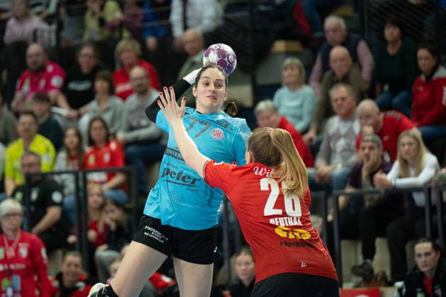 Kelly de Abreu Rosa (THC, 77), Cara Reuthal (Halle, 26), SV Union Halle-Neustadt vs. Thüringer HC, Handball, 1. Bundesliga Frauen, Saison 2025 26, 12. Spieltag, 07.01.2026 Halle SWH Arena Sachsen-Anhalt Deutschland