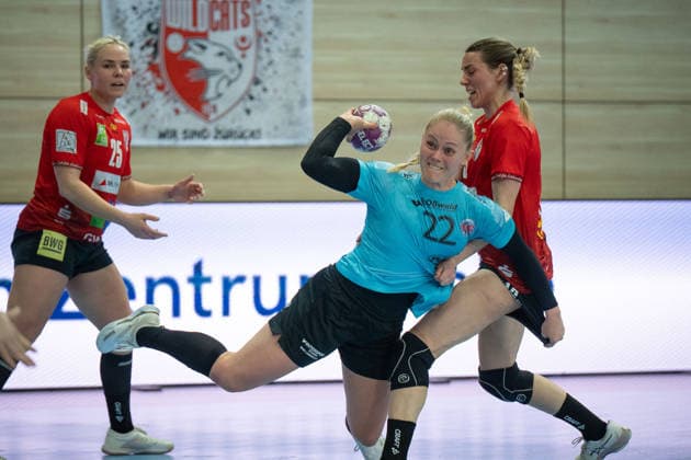 Lilli Röpcke (Halle, 25), Rikke Hoffbeck Petersen (THC, 22), Madeleine Östlund (Halle, 13), SV Union Halle-Neustadt vs. Thüringer HC, Handball, 1. Bundesliga Frauen, Saison 2025 26, 12. Spieltag, 07.01.2026 Halle SWH Arena Sachsen-Anhalt Deutschland