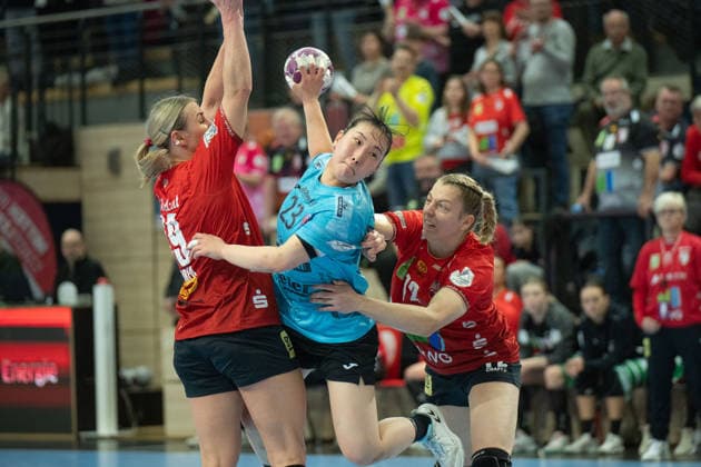 Lea Gruber (Halle, 19), Natsuki Aizawa (THC, 23), Ilona Kieffer (Halle, 72), SV Union Halle-Neustadt vs. Thüringer HC, Handball, 1. Bundesliga Frauen, Saison 2025 26, 12. Spieltag, 07.01.2026 Halle SWH Arena Sachsen-Anhalt Deutschland