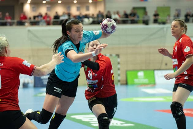 Lilli Röpcke (Halle, 25), Jana Scheib (THC, 20), Viktoria Marksteiner (Halle, 10), Ilona Kieffer (Halle, 72), SV Union Halle-Neustadt vs. Thüringer HC, Handball, 1. Bundesliga Frauen, Saison 2025 26, 12. Spieltag, 07.01.2026 Halle SWH Arena Sachsen-Anhalt Deutschland