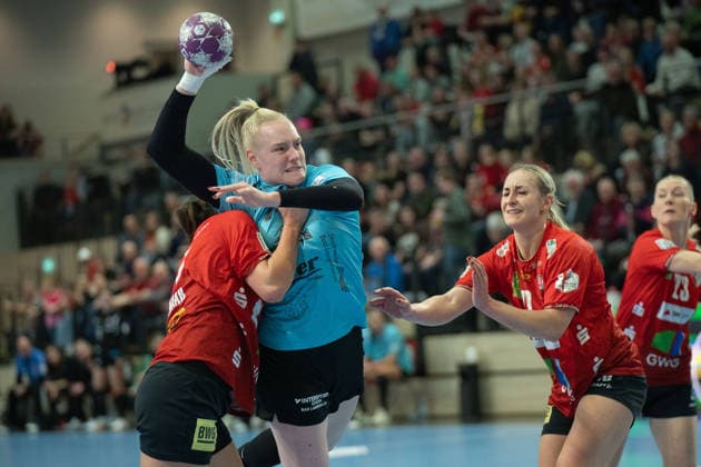Engelina Alida Corona Molenaar (Halle, 7), Johanna Reichert (THC, 29), Lea Gruber (Halle, 19), SV Union Halle-Neustadt vs. Thüringer HC, Handball, 1. Bundesliga Frauen, Saison 2025 26, 12. Spieltag, 07.01.2026 Halle SWH Arena Sachsen-Anhalt Deutschland