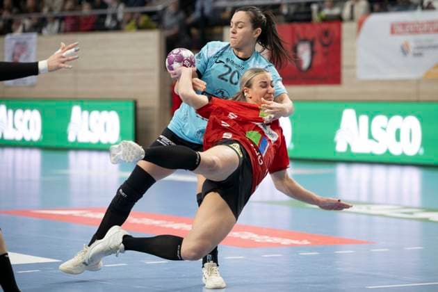 Handball Bundesliga Frauen, Saison 2025 2026 SV Union Halle-Neustadt vs.Thüringer HC Halle, Deutschland 07.Januar 2026: Im Bild:v. li. im Zweikampf Jana Leonie Scheib (Thueringer HC) und Lea Gruber (Halle) Halle Saale SWH Arena Sachsen-Anhalt Deutschland