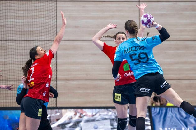 Handball Bundesliga Frauen, Saison 2025 2026 SV Union Halle-Neustadt vs.Thüringer HC Halle, Deutschland 07.Januar 2026: Im Bild:v.li.Lynn Molenaar (Halle), Madeleine Östlund Oestlund (Halle) und Csenge Kuczora (Thueringer HC) Halle Saale SWH Arena Sachsen-Anhalt Deutschland