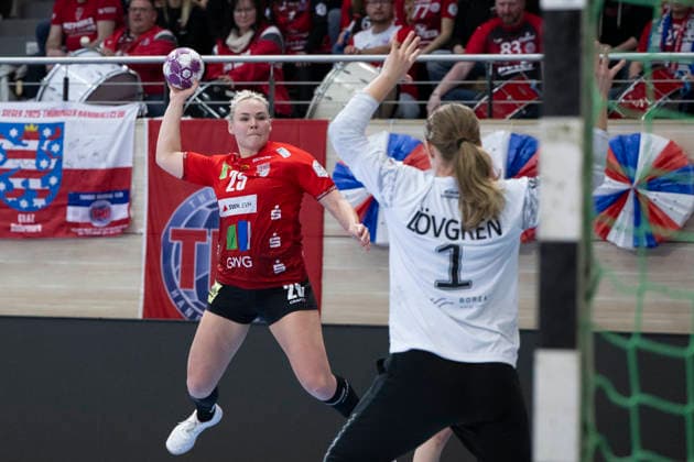 Handball Bundesliga Frauen, Saison 2025 2026 SV Union Halle-Neustadt vs.Thüringer HC Halle, Deutschland 07.Januar 2026: Im Bild:v.li.Lilli Röpke Roepke (Halle) und Torhueterin Loevgren Hallberg (Thueringer HC) Halle Saale SWH Arena Sachsen-Anhalt Deutschland
