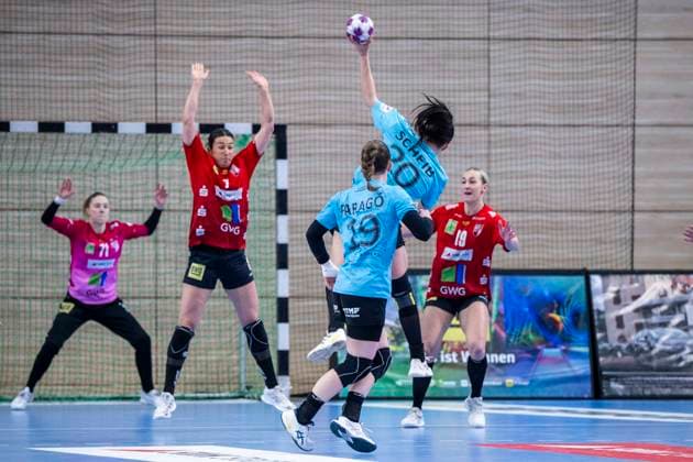 Handball Bundesliga Frauen, Saison 2025 2026 SV Union Halle-Neustadt vs.Thüringer HC Halle, Deutschland 07.Januar 2026: Im Bild:v.li.Lynn Molenaar (Halle), Jana Leonie Scheib (Thueringer HC), Luca Farago (Thueringer HC) und Lea Gruber (Halle) Halle Saale SWH Arena Sachsen-Anhalt Deutschland