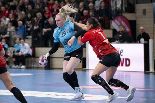Handball Bundesliga Frauen, Saison 2025 2026 SV Union Halle-Neustadt vs.Thüringer HC Halle, Deutschland 07.Januar 2026: Im Bild:v. li. im Zweikampf Johanna Reichert (Thueringer HC) und Lynn Molenaar (Halle) Halle Saale SWH Arena Sachsen-Anhalt Deutschland