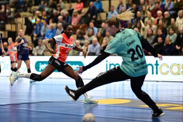 Handball I Frauen I Saison 2025-2026 I 1. HBF I 12. Spieltag I Buxtehuder SV - HSG Blomberg-Lippe I 07.01.2026 Farrelle Njinkeu gegen Annie Linder (20, Buxtehuder Sportverein) Buxtehude Halle Nord Niedersachsen Deutschland Copyright: xLobeca FelixxSchlikisx