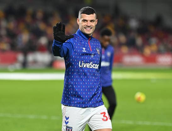 Brentford v Sunderland Premier League Granit Xhaka of Sunderland waves to the away fans before the Premier League match at the Gtech Community Stadium, Brentford 07 01 2026 UK Newspapers OUT Copyright: xNigelxBramleyx FIL-22756-0003