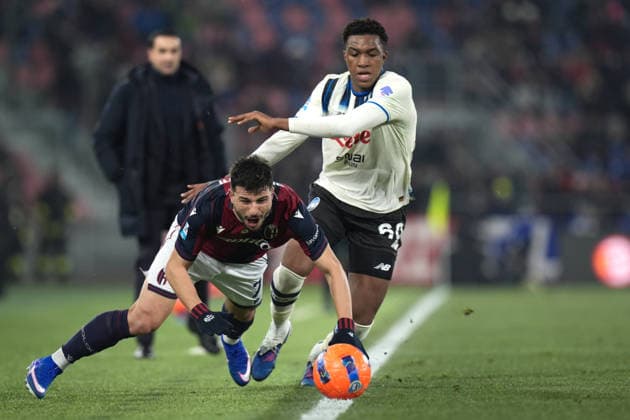 Bologna s Riccardo Orsolini fights for the ball with Atalanta s Honest Ahanor during the Serie A soccer match between Bologna and Atalanta at the Renato DallÕAra Stadium in Bologna, north Italy - Wednesday, January 7, 2026 -  Copyright: xMassimoxPaolone LaPressex