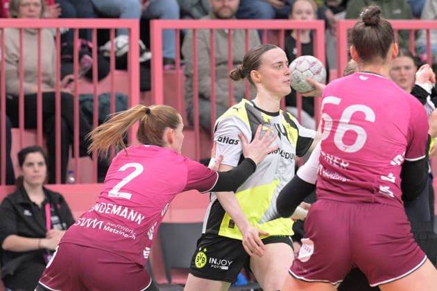 Alieke van Maurik (BVB Borussia Dortmund Handball, 14) gegen Selina Lindemann (TusSies Metzingen, 02) TusSies Metzingen vs. BVB Borussia Dortmund Handball, Handball, Alsco HBF, 12.Ligaspieltag, Saison 2025 2026, 07.01.2026 TusSies Metzingen vs. BVB Borussia Dortmund Handball, Handball, Alsco HBF, 12.Ligaspieltag, Saison 2025 2026, 07.01.2026 Tuebingen Copyright: xEibner-Pressefoto TobiasxBaurx EP_TBR